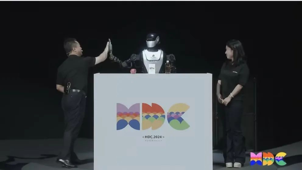 夸父與華為常務(wù)董事、華為云CEO張平安擊掌